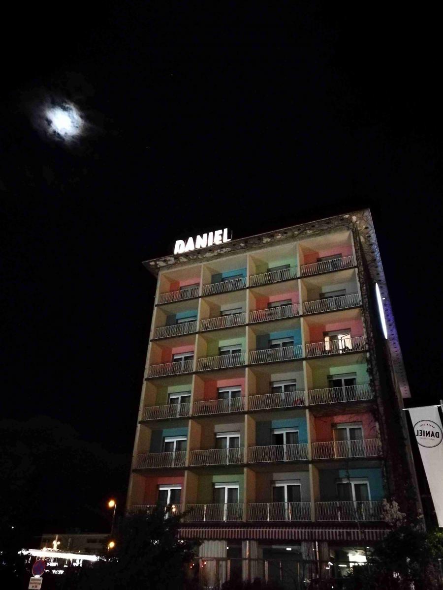 Daniel by night